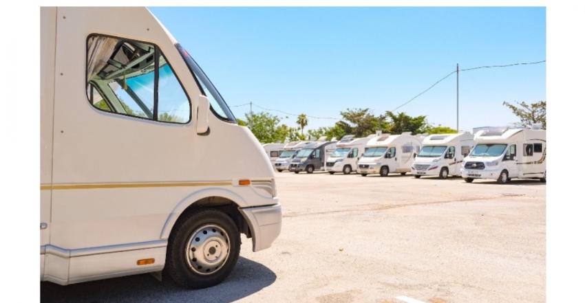 Benalmádena prohíbe aparcar autocaravanas grandes en vías urbanas