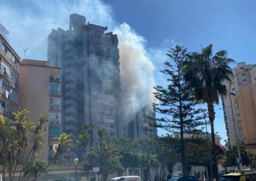 Incendio en edificio de viviendas en el centro de Torremolinos