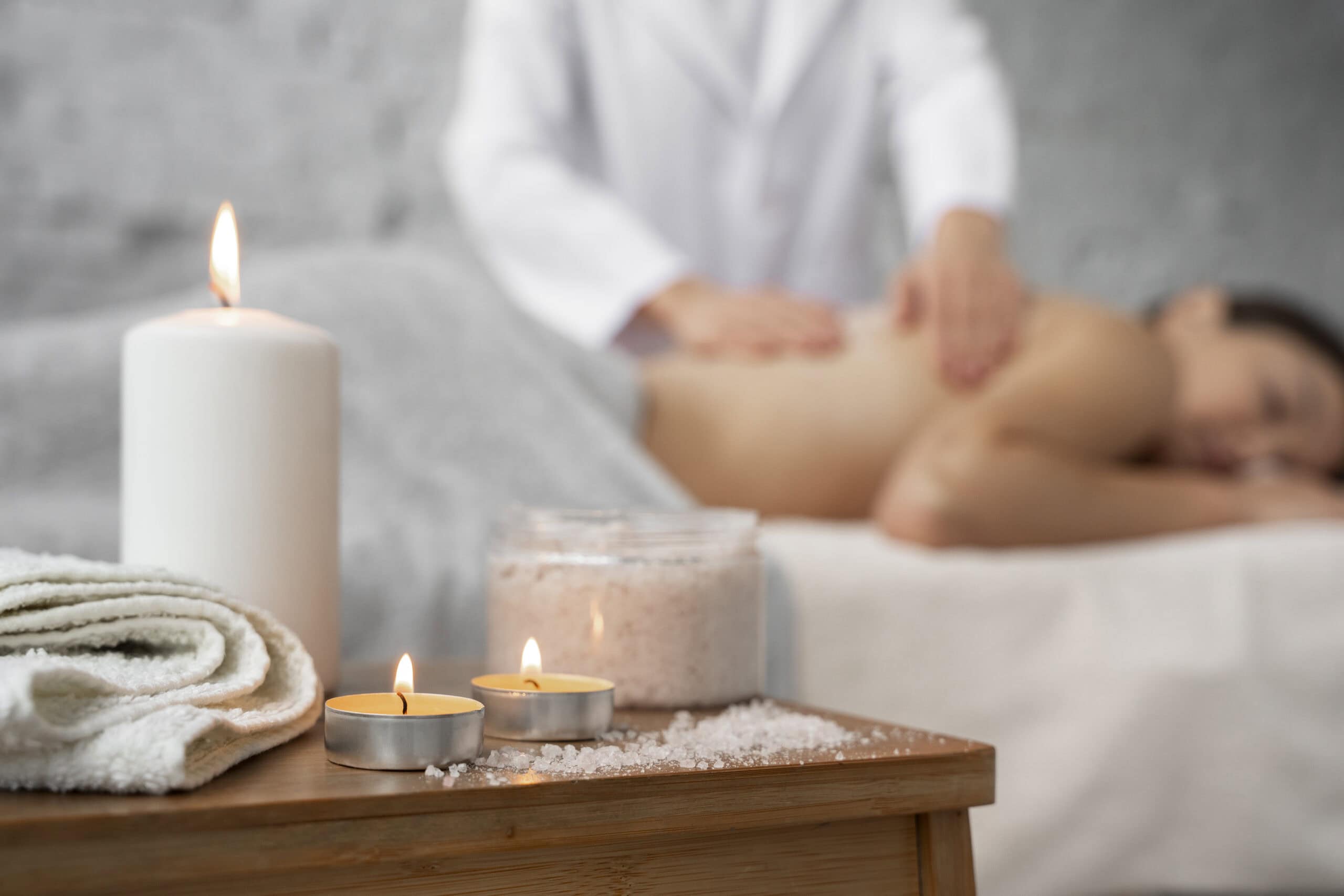 side-view-woman-getting-massaged-spa Collage de image con vistas de Casamasa Marbella